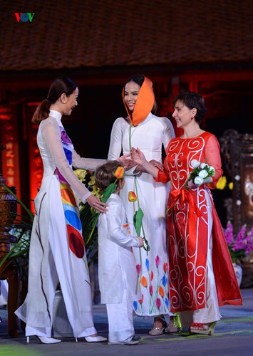 Soirée des ao dai au Temple de la Littérature - ảnh 11